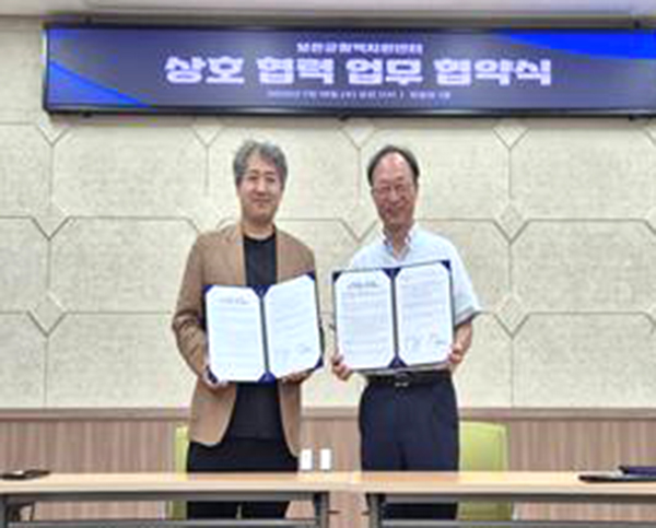 백기영 보은군활력지원센터장이 관련기관과 업무협약을 체결하고 있다.