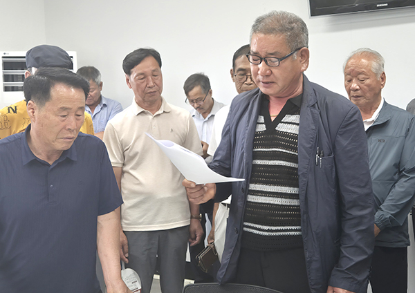 장종관 씨가 '수한면 경과지 대책위원회'의 잘못을 주장하고 있다.