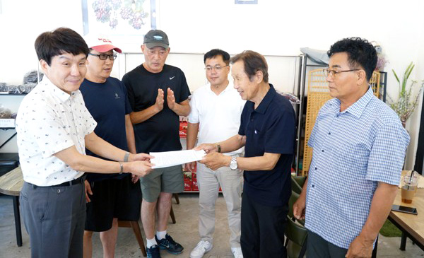  '속리산면 가로수 수종 갱신'을 요청하는 주민 272명의 서명이 담긴 서명부를 주민대표들이 윤명운(사진 좌측 첫번째) 속리산면장에게 전달하고 있다.