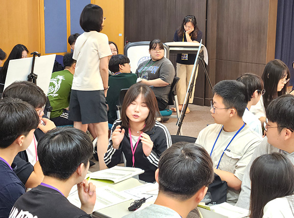 천수정(3학년) 학생이 독서 토론에 참여하고 있다.