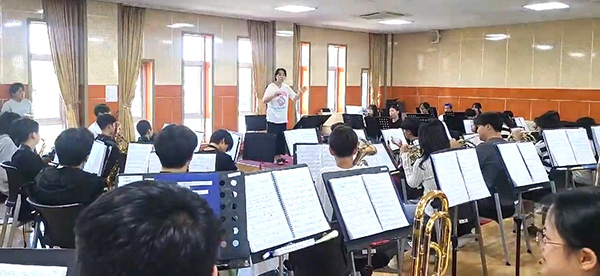 속리산중학교 학생들로 구성된 솔빛오케스트라 단원들이 여름방학 캠프를 통해 실력을 향상시키고 있다.
