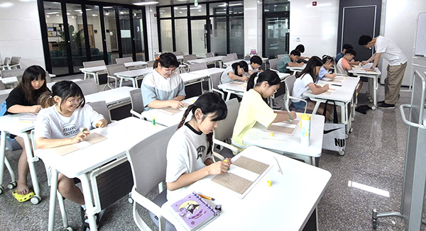 보은지역 학생들이 여름방학에도 불구하고 보은교육도서관에서 마련한 독서캠프에 적극 참여하고 있다.