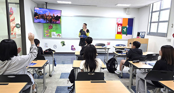 보은군청소년들이 대구 겨&#4447;&#4451;&#4540;북의 영어마을을 찾아 소통 능력을 키우고 있다.