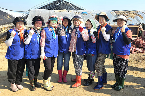 수해복구작업을 펼친 회원들이 빠른 회복을 기원하고 있다.