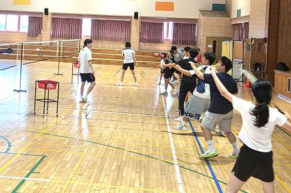 보은지역청소년들이 보은군 교육발전특구 시범지역 운영사업의 일환으로 배드민턴을 배우고 있다. 
