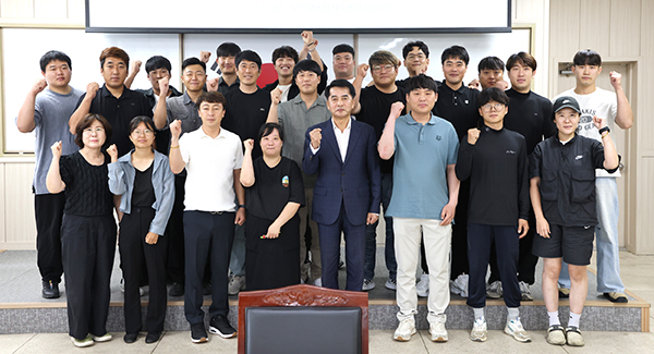 보은군 청년농업인들이 최재형 군수와 간담회를 가진 후 기념촬영을 하고 있다. /제공 보은군