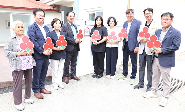 다자녀 가정 주거환경 개선사업 준공 기념 현판식. /제공 보은군