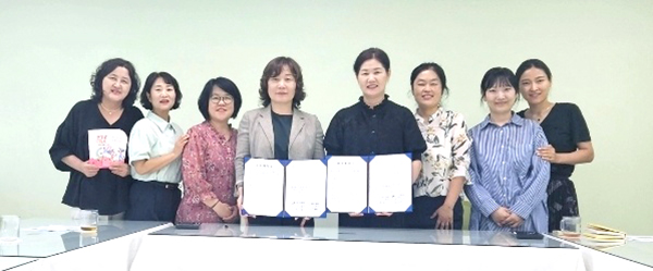 보은군가족센터 정해자 센터장(우측에서 네 번째)과 여성긴급전화 충북센터 임정화 센터장(다선번째)이 상호 협력체계 구축을 위한 업무협약을 체결 후 관계자들과 포토타임을 갖고 있다. /제공 보은군가족센터