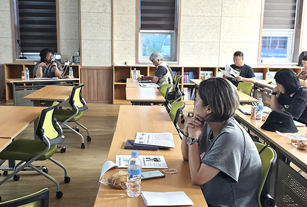 ‘마을기자단 양성’ 프로그램에 참여한 지역 주민들이 강사의 설명에 귀 기울이고 잇다.