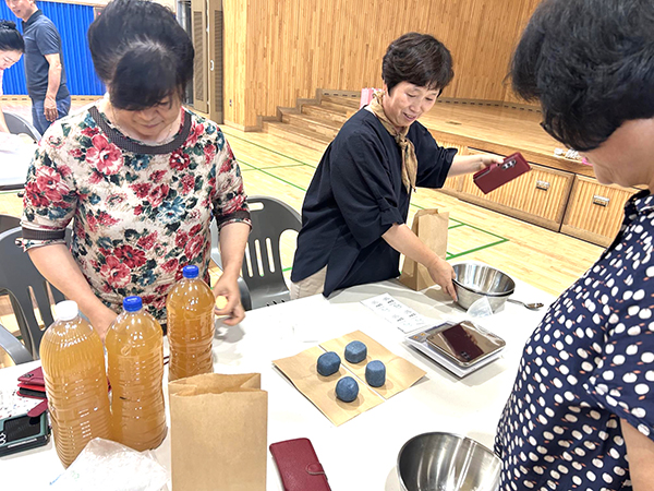 삼승면 주민들이 자원순환프로젝트에 참여해 친환경 제품을 만들고 있다.