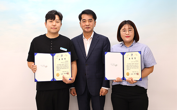 왼쪽부터 환경위생과 김영철, 최재형 군수, 산림녹지과 유선영 주무관. /제공 보은군