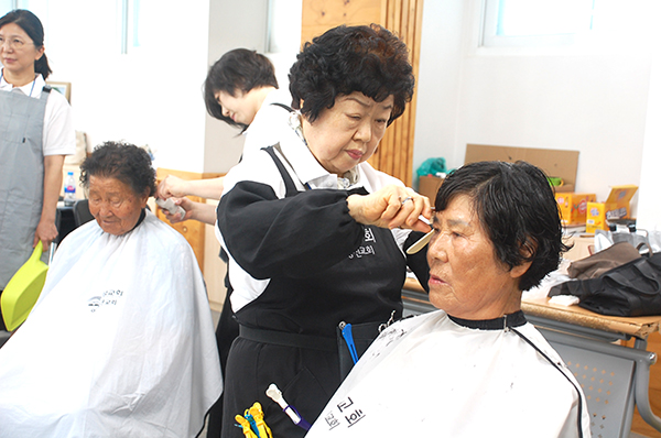 서울강남소망교회 봉사선교회 회원들이 이.미용봉사를 하고 있다.