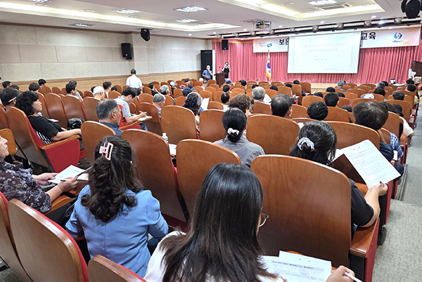 보은군이 총사업비 50억 원을 들여 보은읍 성족리 동학공원 내 연면적 1,046㎡, 지상 2층 규모로 건립 중으로 오는 12월 준공을 앞두고 지역 농산물의 안정적 공급을 위한 ‘기획생산체계 구축 교육’을 마무리했다. /제공 보은군