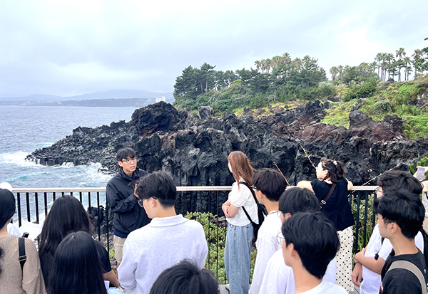 제주도를 찾은 보은고 지리동아리 ‘지오라이프’ 학생들이 제주 해변을 탐방하고 있다.