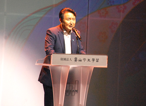 김영환 충북지사가 제산컬처센터의 발전을 기원하고 있다.
