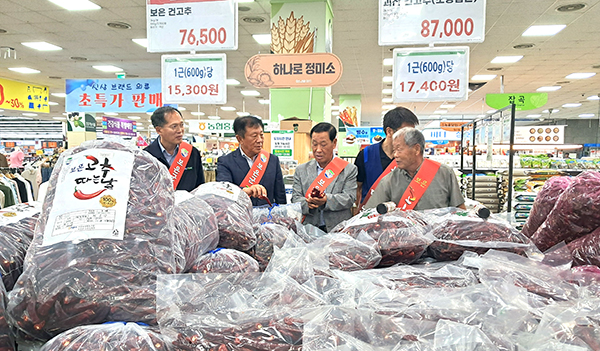 ‘충북 건고추 유명산지 모음전’에 참여한 (좌로부터)이기용 NH농협보은군지부장, 서정만 보은농협 조합장, 한현수 보은고추작목회장, 최경기 보은고추작목회 부회장 등이 상품성을 살펴보고 있다.