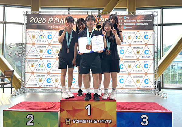 보은여중 사격부 선수들이 춘천시장배 사격대회에서 3위 메달을 목에걸고 자축하고 있다.
