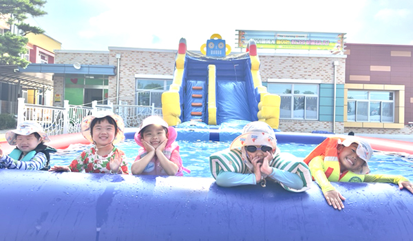 판동초등학교가 송죽분교 유아와 저학년을 대상으로 물놀이 행사를 펼치고 있다.