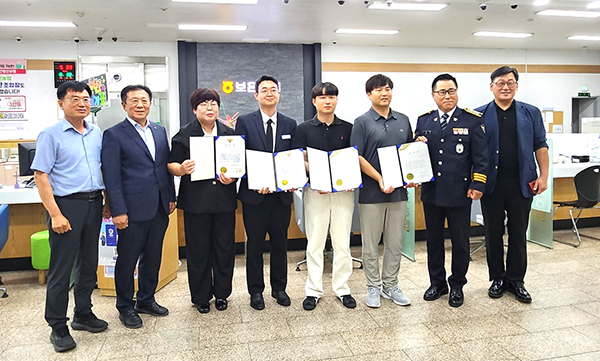 왼쪽부터 김태병 보은농협 상임이사, 김영숙 보은지점장, 이용학 보은농협 계장, 김상인 경사, 유근오 순경, 노광식 보은경찰서장. /제공 보은농협