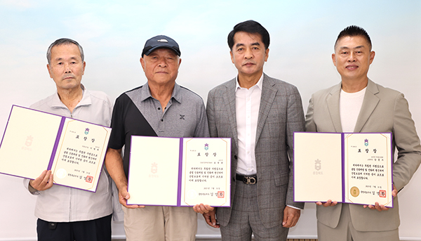 좌측부터 이맹재씨, 송병관씨 최재형 군수, 강문수 씨. /제공 보은군