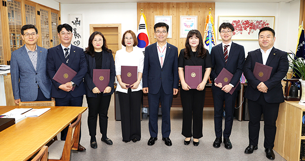 2025년 상반기 우수공무원에 선정자들이 윤건영 교육감으로부터 상장을 받고 있다.