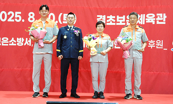 강문수 대장이 윤동근, 김창민, 서후겸 대원에게 대장상을 전달하고 있다.