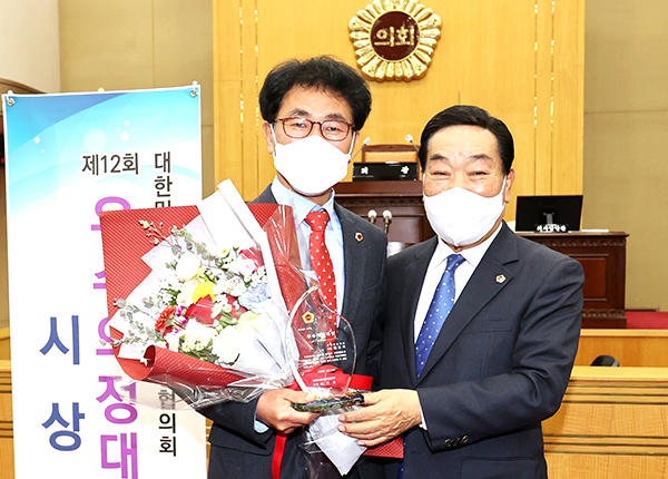 우수의정 대상 수상 후 박문희 충북도의장의 축하를 받는 원갑희 전 충북도의원(좌측).