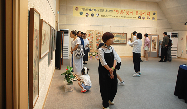 속리산 말티재관문갤러리에서 펼쳐지고 있는 백연 작품전을 관광객들이 관람하고 있다.