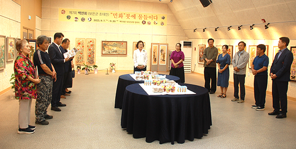 김정효 명장과 최재형 군수가 백연회 회원들과 함께 작품전을 축하하며 발전을 기원하고 있다.
