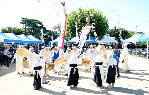 장안면전통민속보존회원들이 풍물공연을 펼치며 축제의 시작을 알리고 있다.