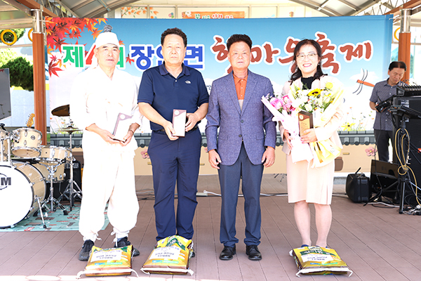 윤윤용 위원장이 축제 준비와 운영에 기여한 속리초 문은경 교장, 은성관광 강용구 대표, 오창2리 이남희 이장에게 감사패를 전달하고 있다.