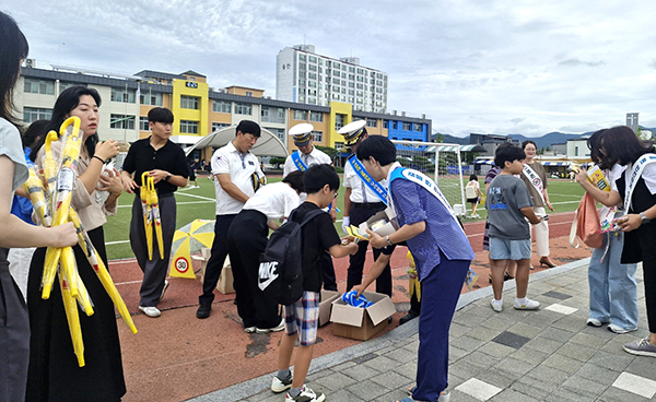 동광초 학생. 학부모, 교직원 및 관계자들이 등굣길 교통안전 캠페인을 펼치고 있다.