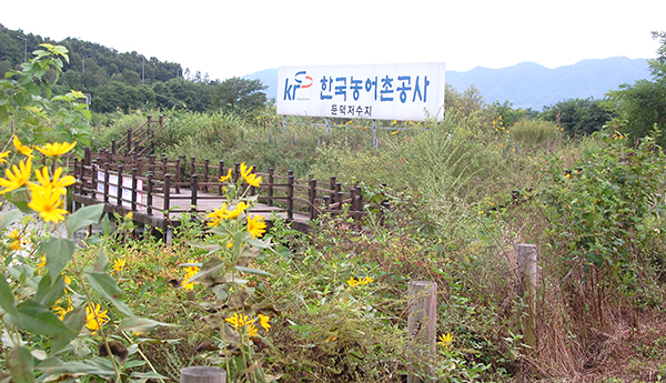 풀이 덮어버린 둔덕저수지공원에 세워진 ‘한국농어촌공사’ 표지판이 안쓰럽다.