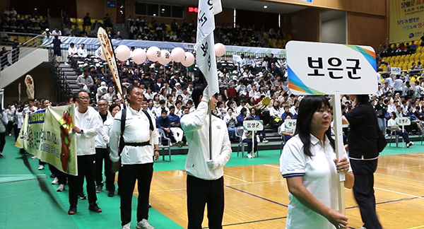 보은군선수단이 제35회 충북생활체육대회 개회식에 입장하고 있다.