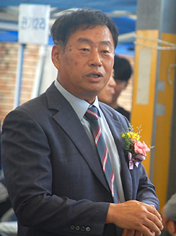 마로면민의 날 큰잔치를 준비한 한정환 회장이 손님들을 맞이하고 있다.