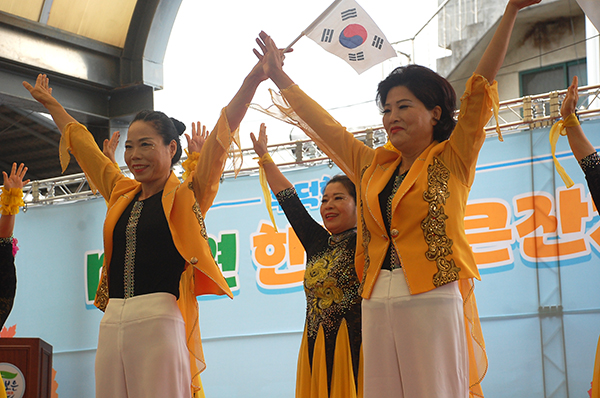 마로면주민들이 주민자치프로그램으로 축적한 댄스공연을 펼치고 있다.