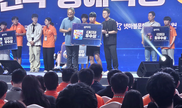 ‘전국장애학생 e페스티벌’에서 폴가이즈 종목 2위를 차지한 보덕중 하윤찬 학생이 수상하고 있다. 