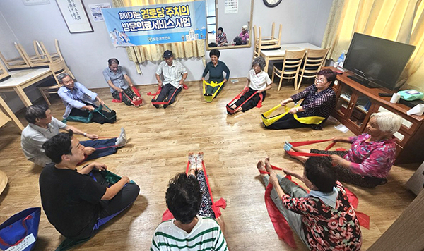 어르신들이 탄력밴드를 활용 근력강화운동을 하고 있ㄷ. 보은군보건소가 운영 중인 근육짱짱교실이 호응을 얻으며 내년 확대하는 방안을 검토 중이라고 밝혔다. /제공 보은군보건소