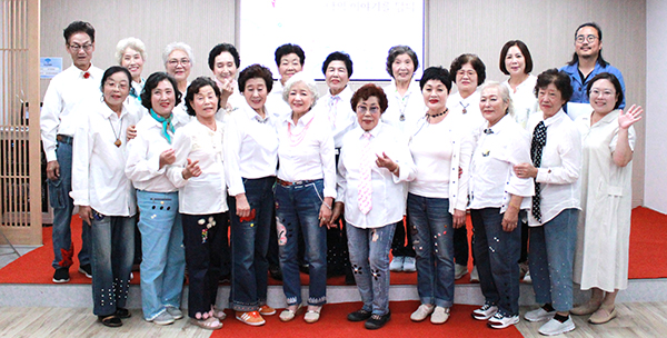 성과발표회를 마친 지역주민들이 더욱 열심히 살아갈 것을 다짐하고 있다.