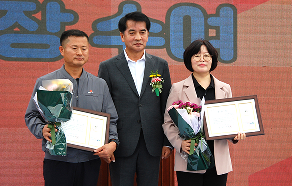 최재형 군수가 지역발전에 기여한 주민들에게 시상을 하고 있다.