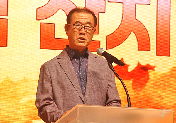 이충일 추진위원장이 ‘제3회 보은읍민의 날 어울림 잔치’의 대회사를 하고 있다.