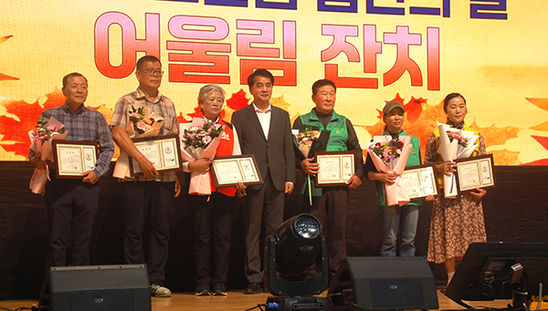 군수상을 수상한 이들이 최재형 군수와 함께 이를 기념하고 있다.