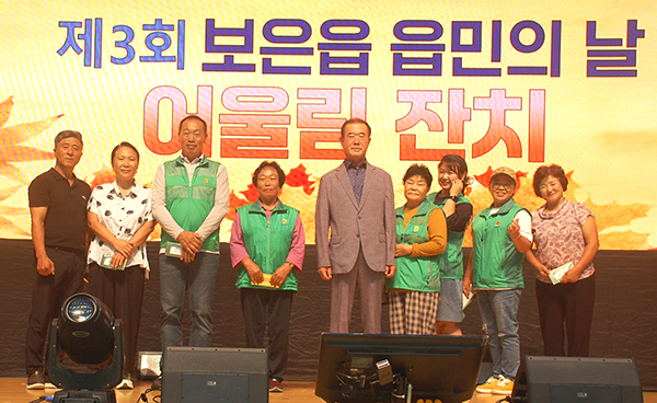 행사의 대미를 장식한 노래자랑 수상자들이 이를 기념하고 있다.