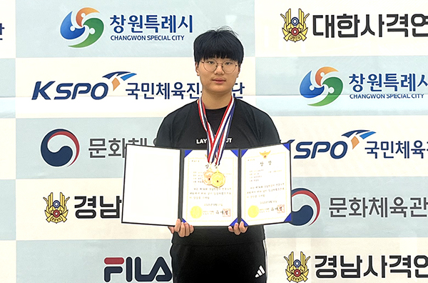 제34회 경찰청장기 전국 사격대회에서 금메달과 동메달을 목에 건 박종웅 학생.