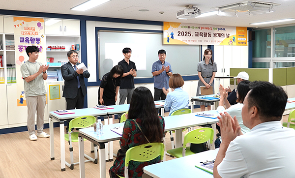 속리산중 선생님들이 학교를 방문한 학부모와 지역민들에게 교육활동 전반을 설명라고 있다.
