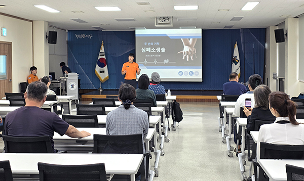 민경현 소방장이 보은지역교육공동체를 대상으로 심폐소생술 교육을 펼치고 있다.
