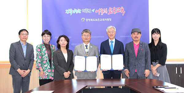 업무협약을 체결한 조연환 제산평생학습재단 이사장과 전병일 교육장이 관계자들과 함께 이를 기념하고 있다.