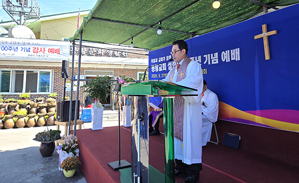 황성범 봉황교회 담임목사가 봉황교회 설립100주년 감사 예배를 올리고 있다.