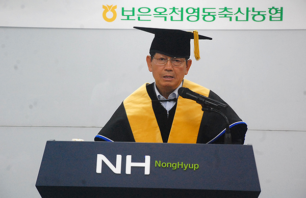 구희선 조합장이 한우경영대학 최국정 회장, 정희영 부회장, 강수경 총무에게 공로상을 전하고 있다.