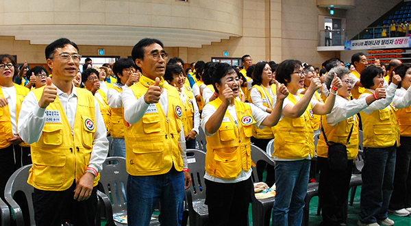 적십자 보은지구협의회원들이 엄지 손가락을 추켜세우고 “보은 최고”를 외치고 있다.